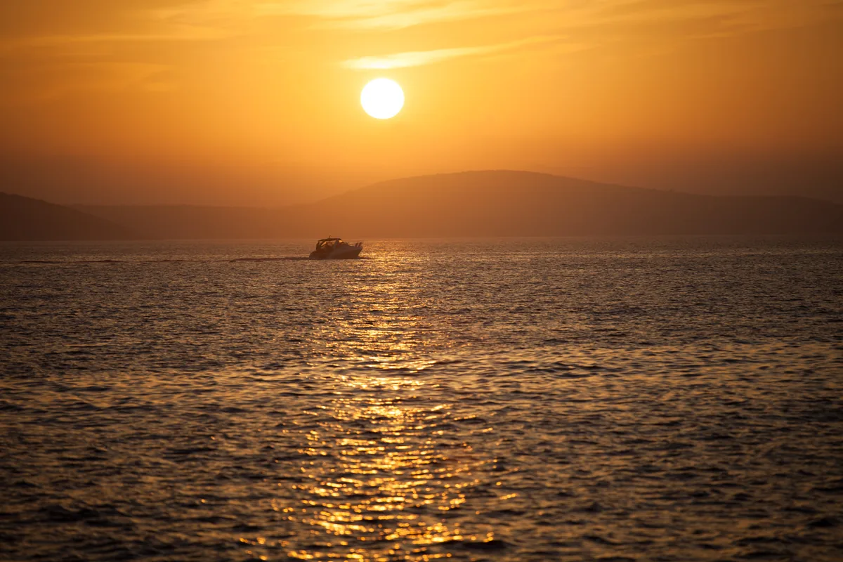 夕暮れ時、ダルマチア諸島のアドリア海に浮かぶ一艘のボート